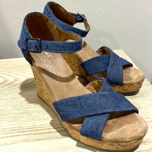 Tom’s Shoes . Tom’s denim cris cross strap open toed wedge sandkes